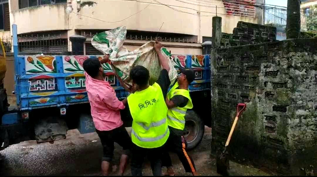 বর্জ্য পরিষ্কারে কাজ করছে সিসিকের ১৬ শ কর্মী, তদারকি করছেন মেয়র