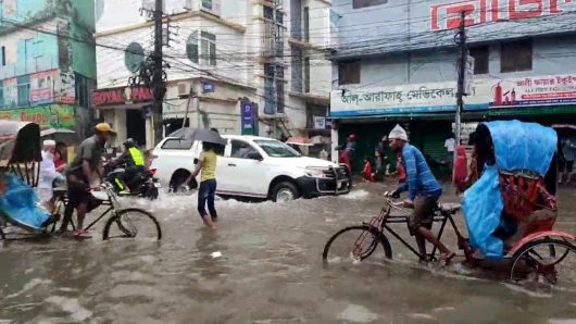 সিলেট নগরীর তালতলা পয়েন্ট হোটেল গুলশানের সামনে হাটু পানি