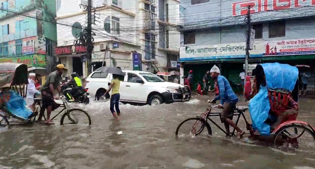 সিলেট নগরীর তালতলা পয়েন্ট হোটেল গুলশানের সামনে হাটু পানি