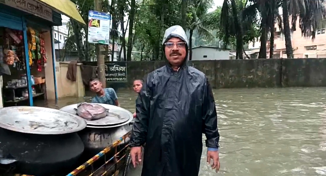 সিসিক এর ১২ নং ওয়ার্ডের পানিবন্দি মানুষের মাঝে খাবার বিতরণ করছেন কাউন্সিলর সিকন্দর আলী