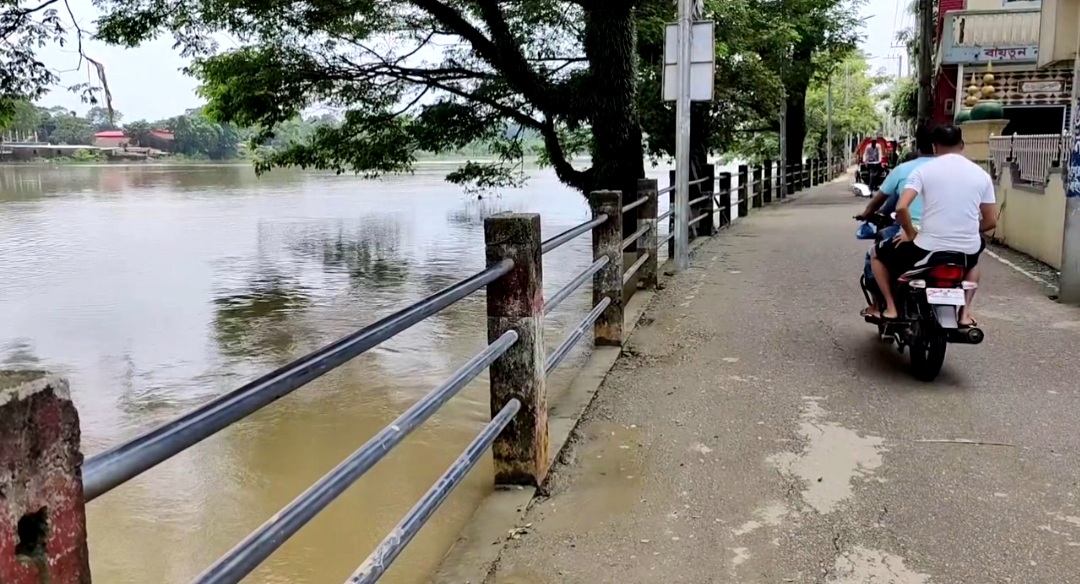 সিলেটে টানা বৃষ্টি ও পাহাড়ি ঢলে প্লাবিত নগরীর কিছু কিছু এলাকার পানি কমতে শুরু করেছে