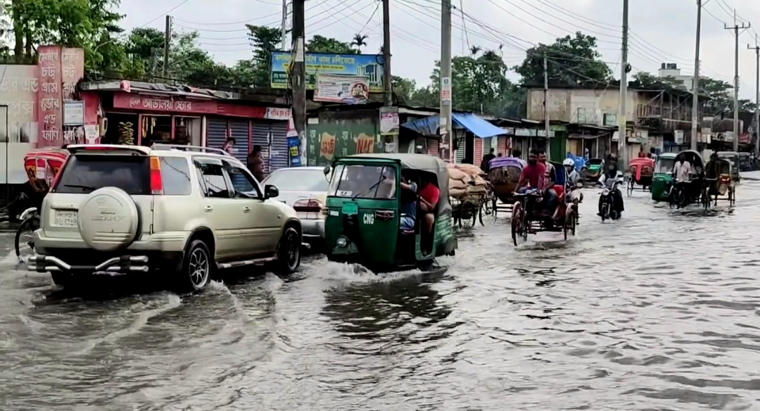 সিলেটের প্রায় গুরুত্বপূর্ণ রাস্তায় এখনো পানি জমে রয়েছে